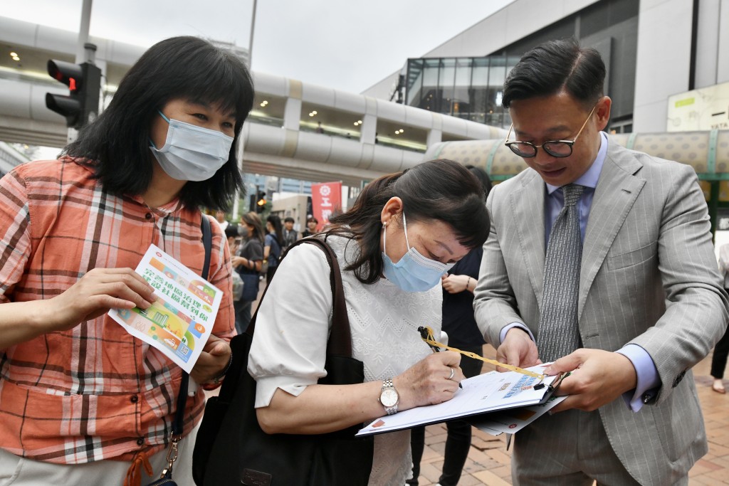 「香港各界撐完善地區治理大聯盟」連日擺設街站，收集市民支持區議會改革簽名。資料圖片