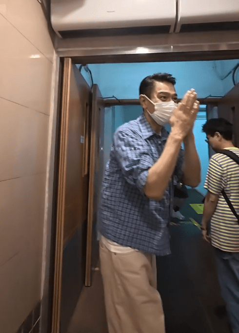 劉德華離開時向歌迷雙手合十。