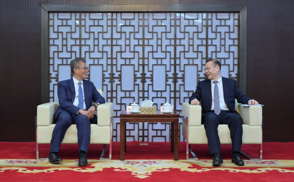 陳茂波（左）與人力資源和社會保障部副部長李忠（右）會面。