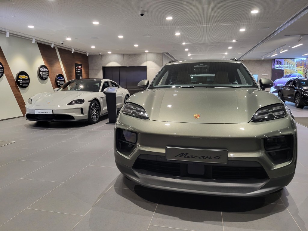 保時捷Porsche全新Macan EV(右)及改良版Taycan(左)電動車即日起在灣仔旗艦店進行閉門預覽(須預約)。