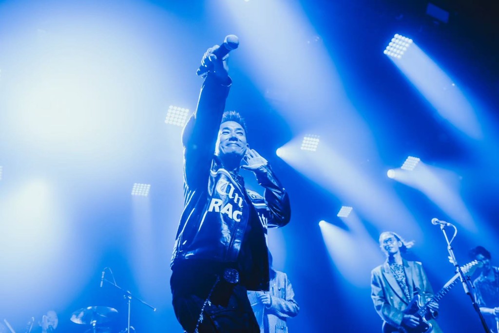 唱到《別怕》時，任賢齊（小齊）驚喜現身台上。