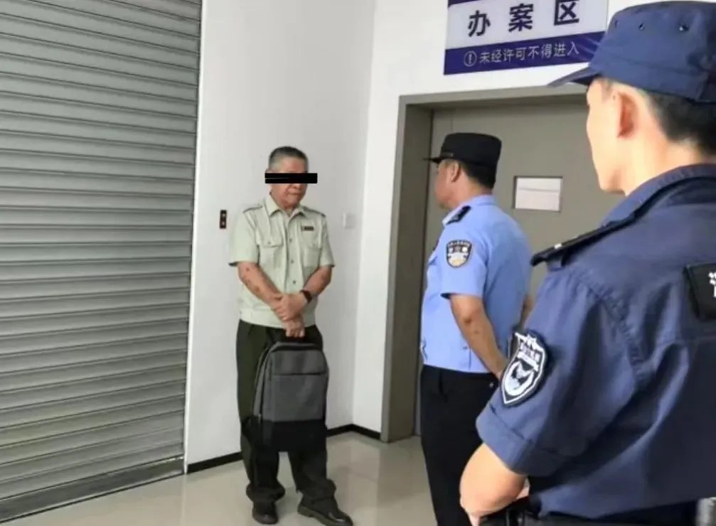 王某学被警察带回公安局调查。