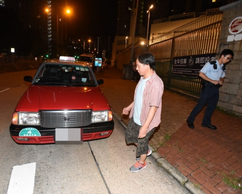 的士司機到警署求助。