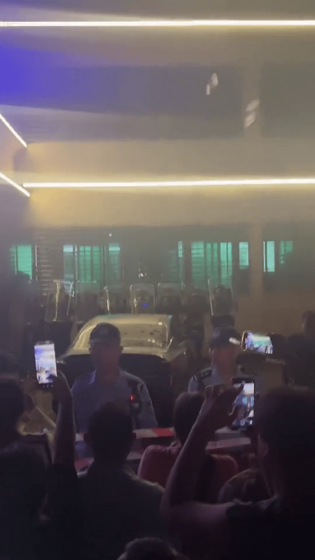 警方掩護公司人員狼狽撤離。 警方掩護公司人員狼狽撤離。