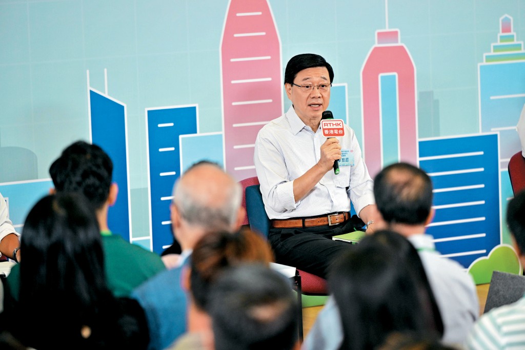 李家超昨到九龙塘官立小学出席第二场地区咨询会，表示政府已收到约13800份与五年规划相关的意见，以及约8500份与《施政报告》有关的意见。