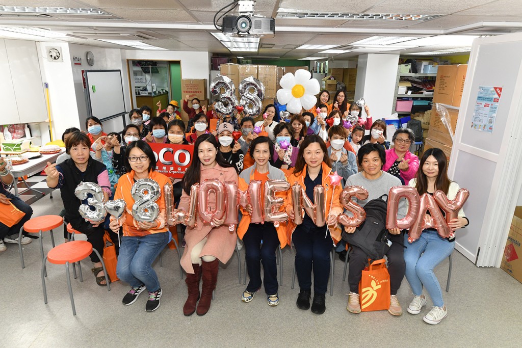 積金局主席劉麥嘉軒與深水埗區一班婦女慶祝「3.8 國際婦女節」。