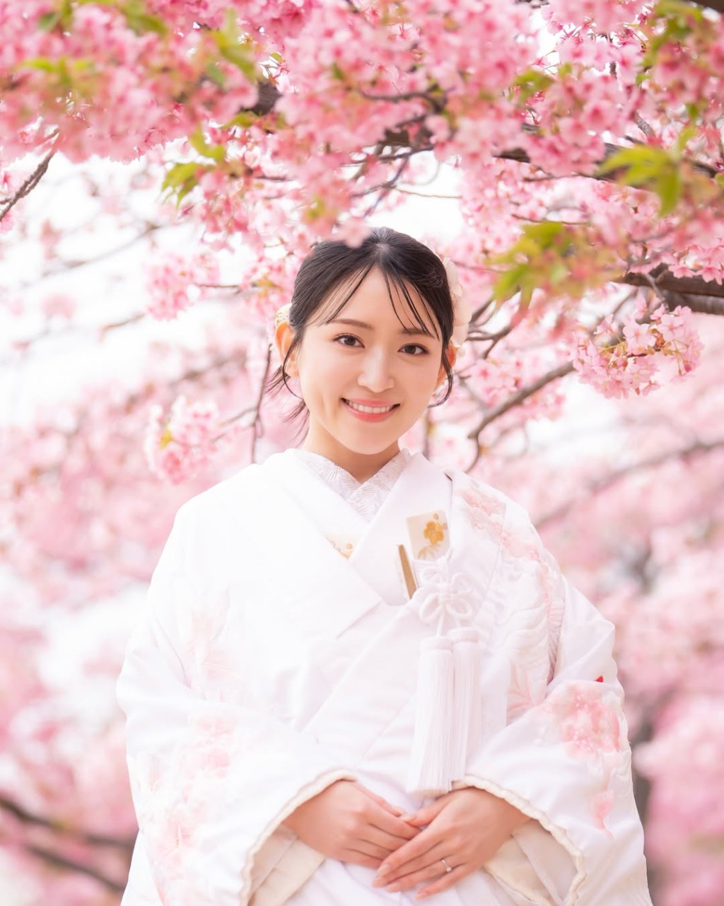 宣布婚訊時，內田真由美首先分享了在櫻花樹下拍攝的日式婚照。
