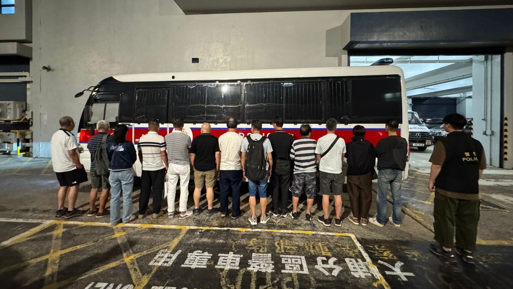 警大埔搗破非法賭檔拘14人，檢逾千元現金及賭具。警方圖片