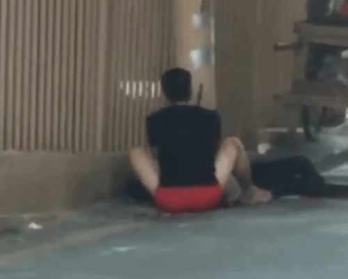 疑似有精神病男子殺人後,坐在地上狂剁取心,嚇壞路過民眾。(網圖)