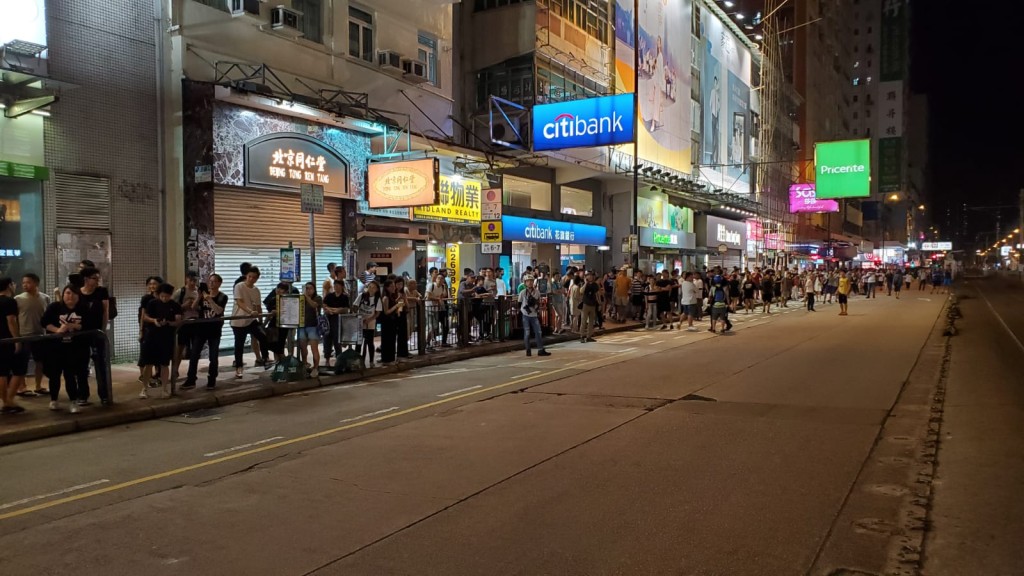 防暴警察到場驅散人群