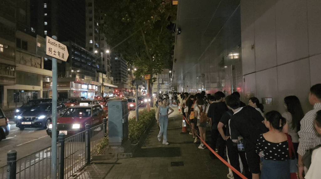 周四（1日）晚上煙花匯演結束後，大批旅客陸續抵達柯士甸道一帶的過境巴士候車處。黎志偉攝