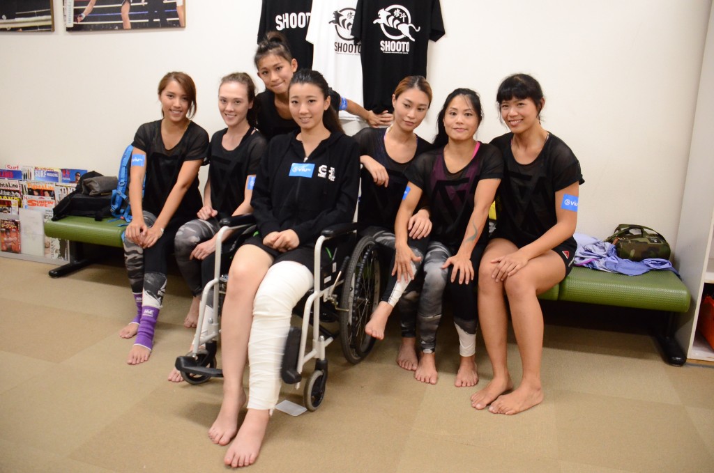 麦紫莉因为韧带受伤，左脚包上纱布兼要坐轮椅代步。