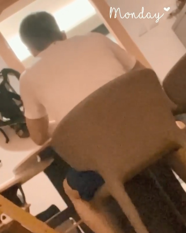 陳智燊背向老婆。
