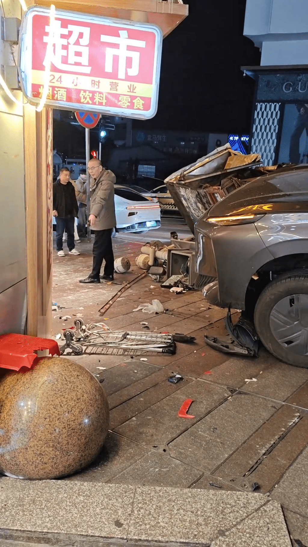 重庆闹市私家车失控铲向人群，网民拍下现场画面。 抖音