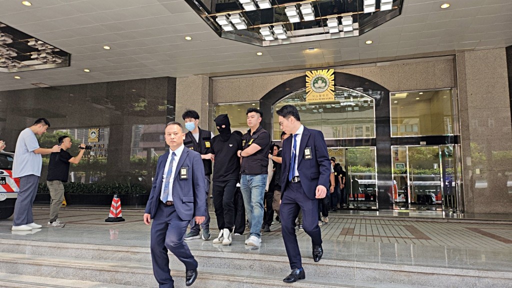 涉案人士被帶走調查。澳門日報