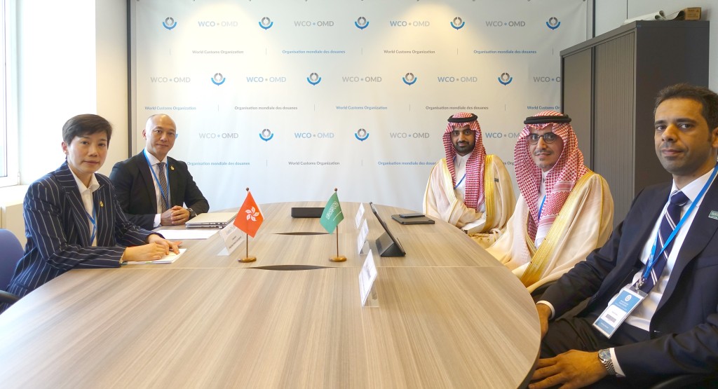 何佩珊（左一）与沙特阿拉伯天课、税务与海关总局局长Suhail bin Muhammad Abanmi（右二）会晤。政府新闻处图片