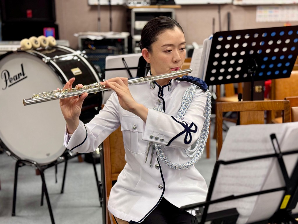 刘巧瑜因认同辅警「工余献社群」的理念，于2024年加入辅警乐队，发挥自己的音乐才能贡献社会。