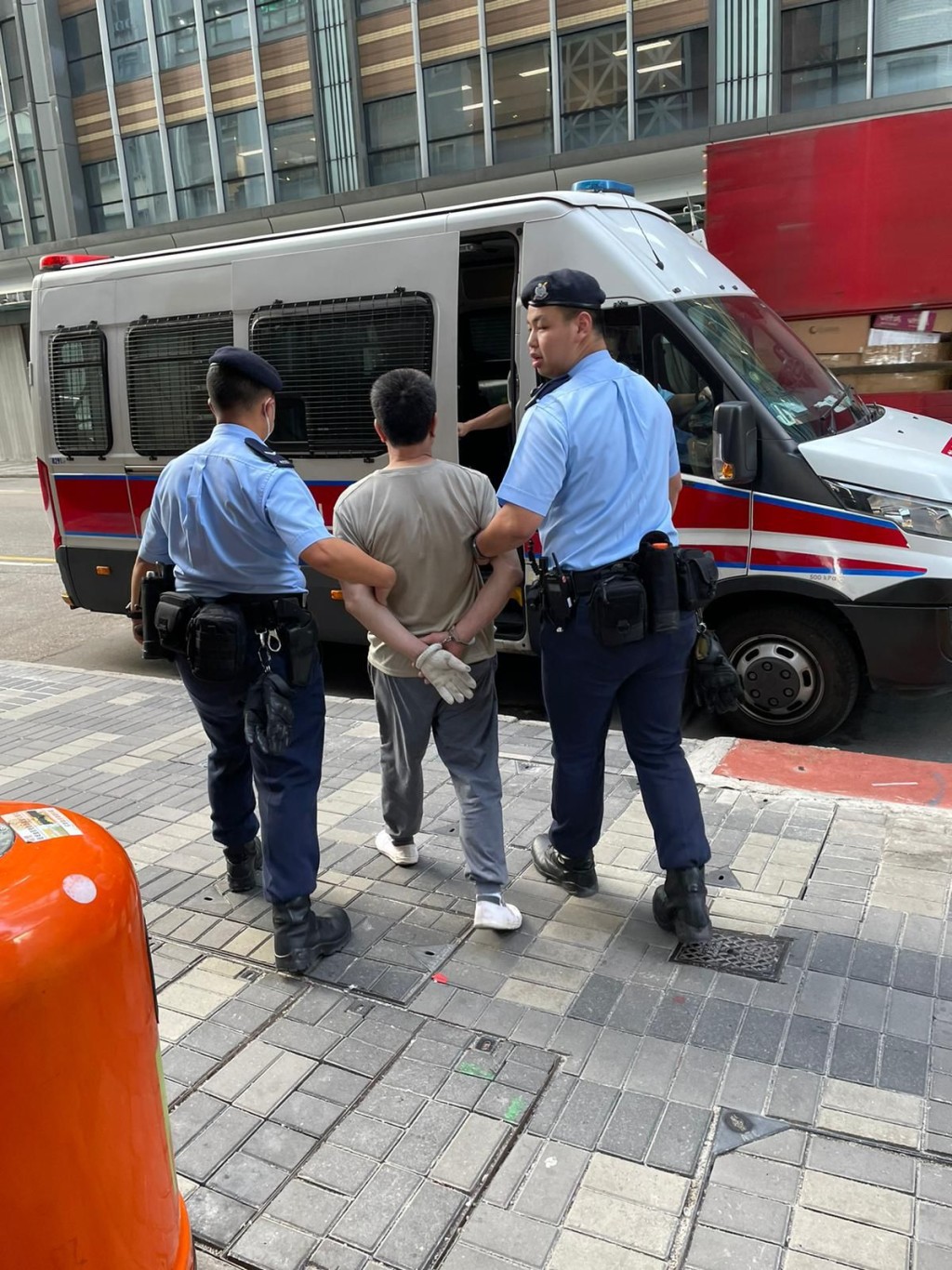 警聯同入境處東九龍打擊黑工拘捕31人。警方圖片