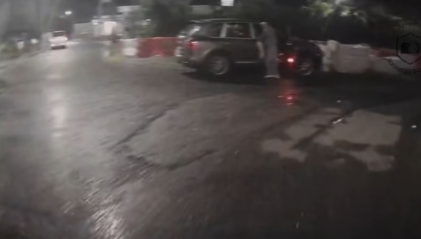 片主的車輛駛離現場。fb香港馬路炸彈資料庫影片截圖