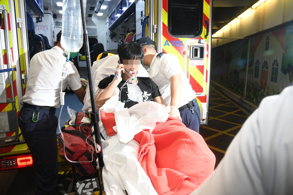 伤者清醒，由救护车送院。黎志伟摄
