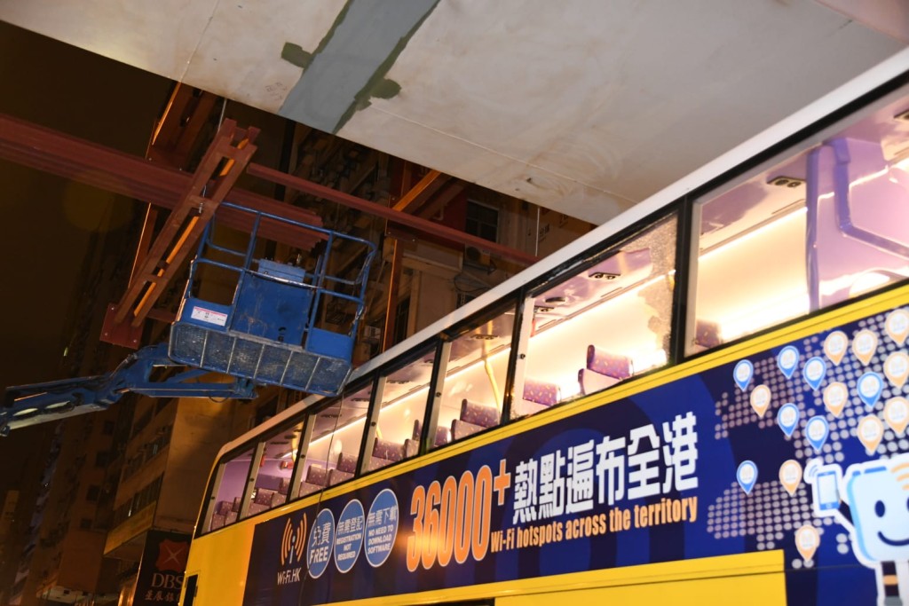 旺角城巴撞吊臂，兩工人受傷。