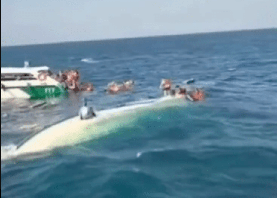 多名乘客意外後墮入海中待救。 X@PrzemekShura 影片截圖