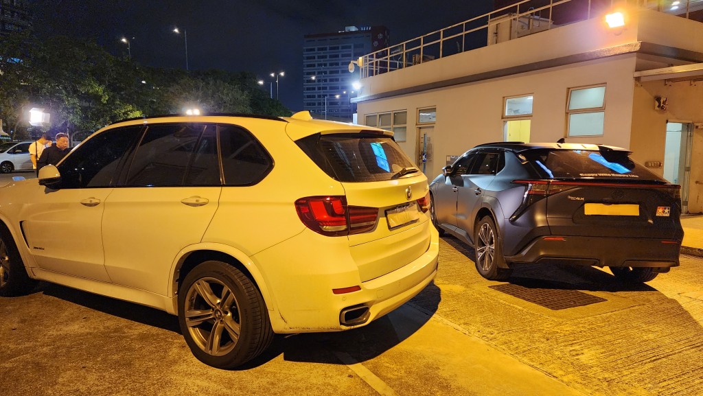 兩輛涉案私家車亦已被扣留調查及作進一步檢驗。黃文威攝 兩輛涉案私家車亦已被扣留調查及作進一步檢驗。黃文威攝