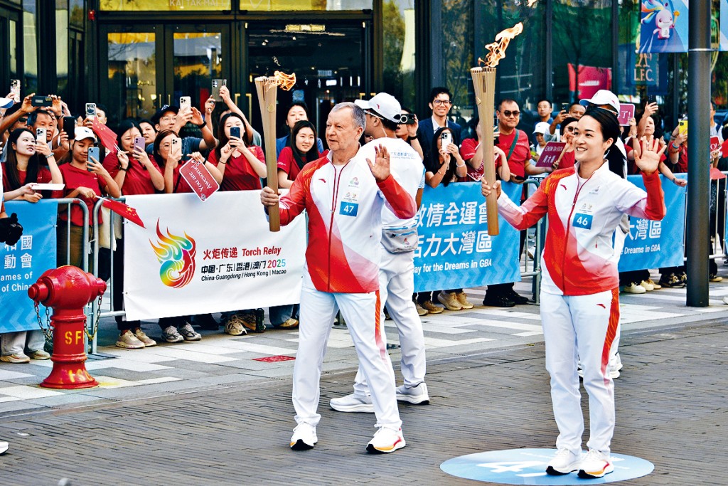 新世界執行董事鄭志雯與馬會行政總裁應家柏交接 。