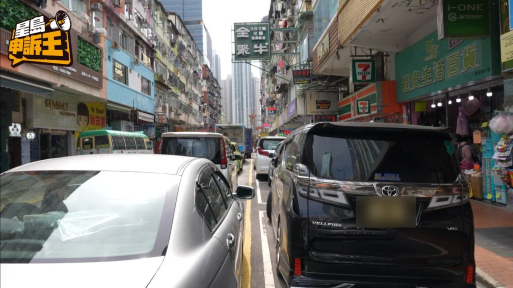 街头咪表停车位长期爆满，不少司机会双排停车(Double parking)等位，亦有人索性停车后便离开车厢。