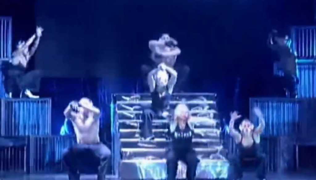 麥當娜當年在台上連續做了16次蹲跳。