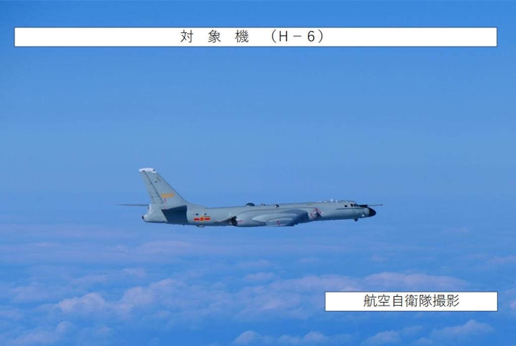 日本空軍拍攝的中國轟-6戰機。 日本防衛省