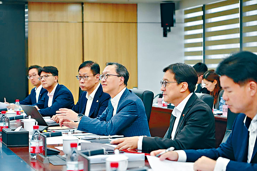 林定國(右二)與大律師公會主席杜淦堃(右三)早前到南沙及參觀其規劃。