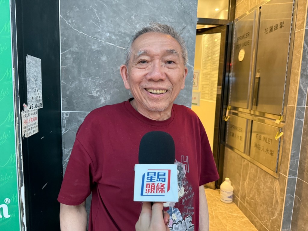 劉伯伯年屆七十,自稱「網購達人」。曹露尹攝 劉伯伯年屆七十,自稱「網購達人」。曹露尹攝