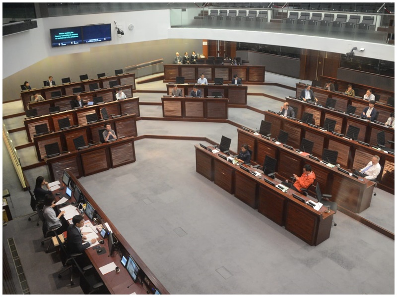 会上否决对主席陈健波的不信任动议。