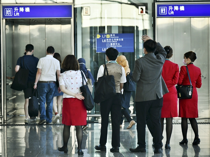 國泰航空早前大幅裁減八千五百個職位，同時停止營運旗下的國泰港龍。資料圖片
