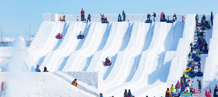 位於札幌市郊的TSUDOME會場，向以大型雪像及冰雪滑梯見稱。