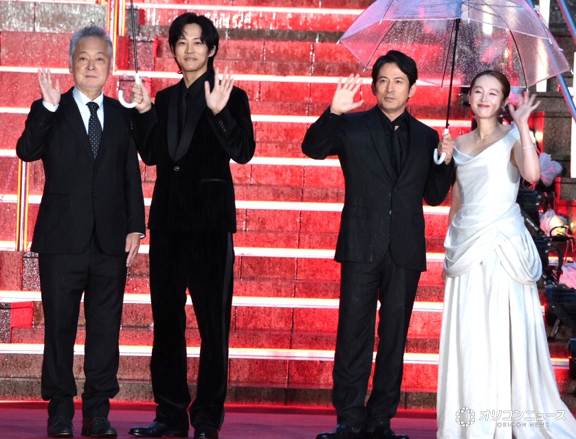 開幕片《SUKIYAKI》的影帝岡田准一(右二)、松坂桃李(左二)、清野菜名與導演瀨瀨敬久壓軸登場。 開幕片《SUKIYAKI》的影帝岡田准一(右二)、松坂桃李(左二)、清野菜名與導演瀨瀨敬久壓軸登場。