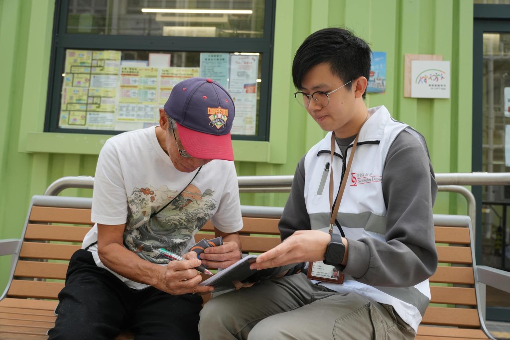 梁綺莉與社署社工團隊今日特意前往「樂善村」，探訪受火災影響的宏福苑居民。勞福局FB