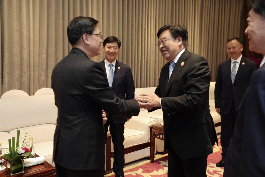 李家超與海南省委書記馮飛（右）會面。李家超fb