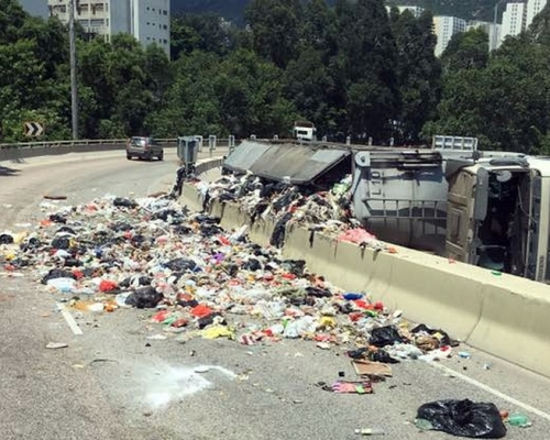 屯門龍富路往龍鼓灘方向有垃圾車翻側,大堆垃圾散落對面行車線。