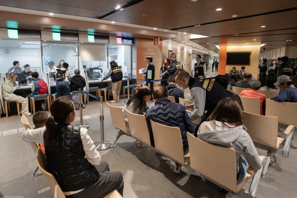 入境處職員協助災民辦理出生及婚姻證書申請。 入境處職員協助災民辦理出生及婚姻證書申請。