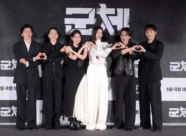 (左起)高洙、金信祿、申鉉彬、全智賢、具教煥及池昌旭今日為喪屍片《群體》造勢。 (左起)高洙、金信祿、申鉉彬、全智賢、具教煥及池昌旭今日為喪屍片《群體》造勢。