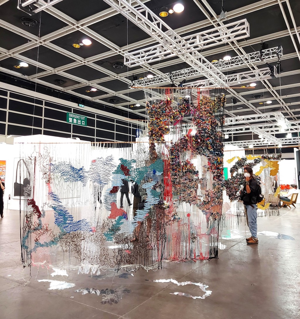 《reflective connections (iteration 1)》（2023）為紮根於約翰內斯堡的Bev Butkow作品，以網織物打造而成皂大型裝置藝術。