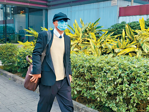 42歲男警員多次用超過男嬰重量三分一的冷氣被,蓋着兒子頭部引致昏迷,虐兒罪成判囚14個月。