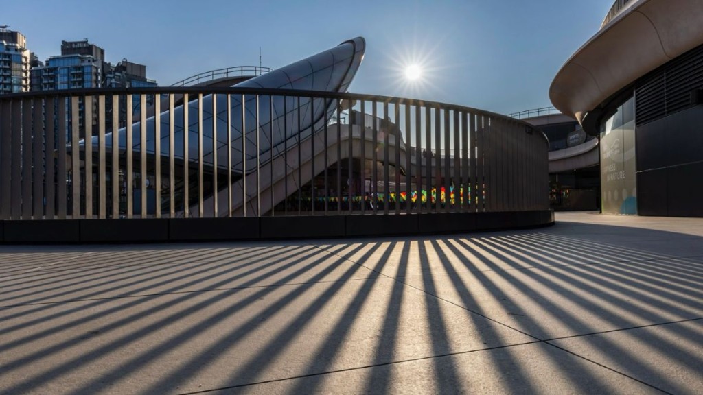 在天台露天位置，利用低角度陽光穿 過欄杆，形成放射狀光與影，星芒耀 眼，引導視線由上至下。