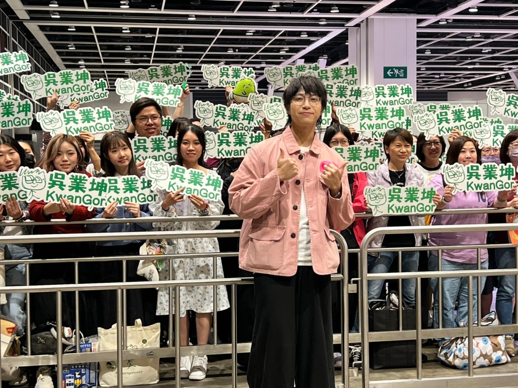 大批粉丝到场支持,他向在埸观众送上新年祝福。 大批粉丝到场支持,他向在埸观众送上新年祝福。