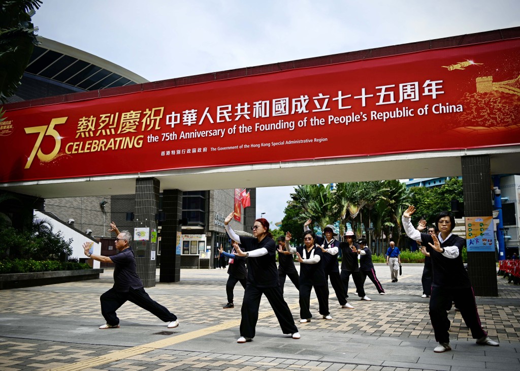 十一國慶︱市面掛滿「祖國紅」宣傳品。