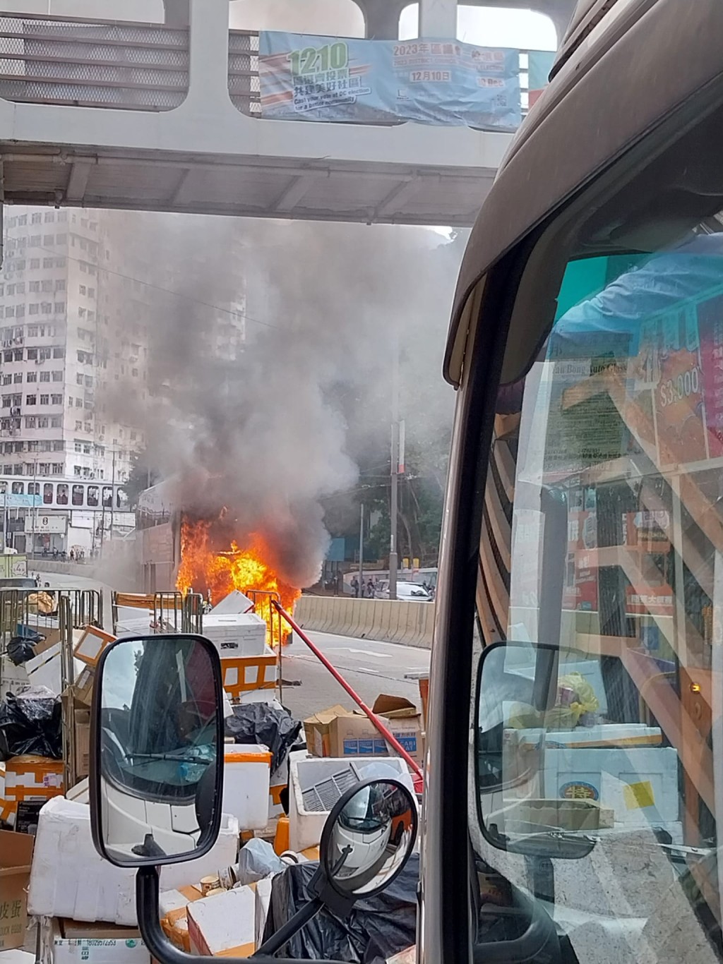 城巴起火焚燒。fb 馬路的事 (即時交通資訊台)     Henize Leung        