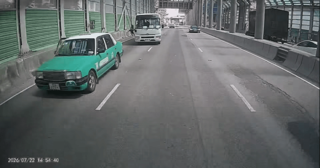 男子突然打開左車門跳車,倒地後在地上打跟斗。fb「屯門公路塞車關注組」Pong Wu片段截圖 男子突然打開左車門跳車,倒地後在地上打跟斗。fb「屯門公路塞車關注組」Pong Wu片段截圖