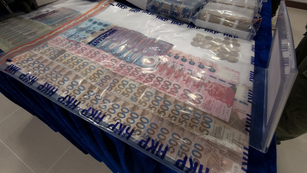 警方在單位內檢獲海洛英及大量武器。黃文威攝 警方在單位內檢獲海洛英及大量武器。黃文威攝